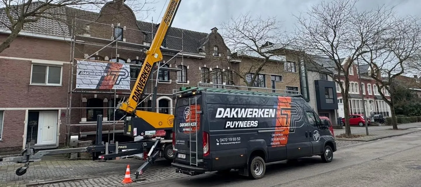 Bedrijfswagen en kraan van Dakwerken Puyneers op de werf