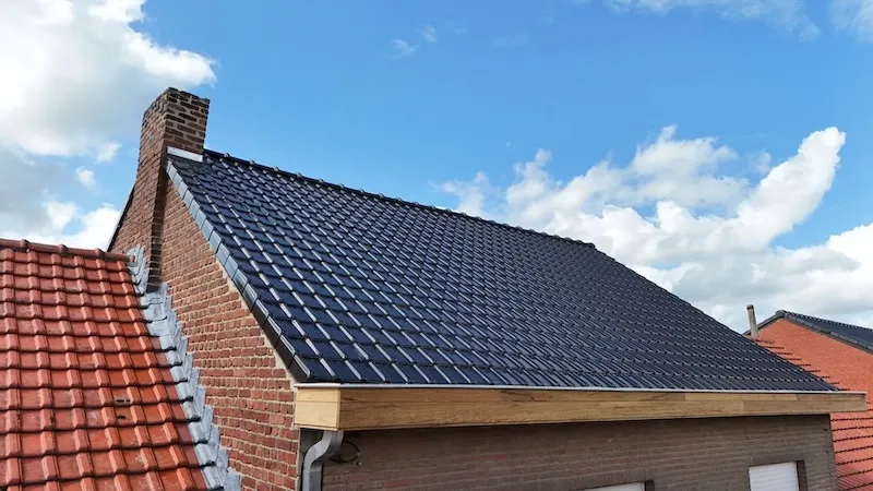 Donker pannendak uit de fotogalerij van Dakwerken Puyneers