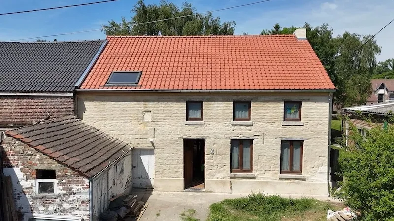 Woning met rood pannendak en dakvenster