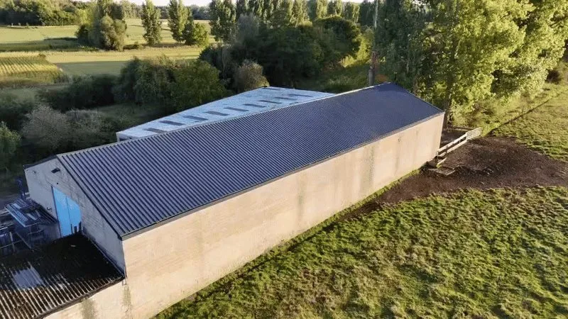 Industrieel dak op een loods, uitgevoerd met dakpanelen